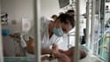 Une infirmière s'occupe d'un bébé dans aux urgences pédiatriques de l'hôpital pour enfants Robert-Debré, le 28 octobre 2022 à Paris
