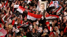 Plusieurs dizaines de milliers d'Egyptiens ont défilé vendredi soir et samedi matin au Caire pour réclamer le rétablissement dans ses fonctions du président Mohamed Morsi, déposé par l'armée le 3 juillet, mais la capitale est restée calme. /Photo prise le