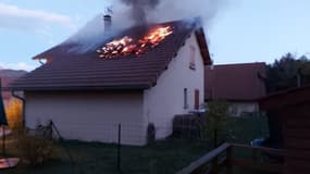 Une maison en feu dans le Champsaur, le 7 novembre 2023.