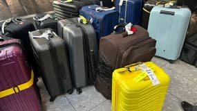 Des bagages en attente de traitement à l'aéroport de Londres Heathrow en juillet 2022, alors que le site peine à gérer l'afflux de passagers.