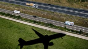 L'ombre d'un avion tombe près d'une autoroute alors qu'il atterrit à l'aéroport de Lyon Saint-Exupery, le 12 juin 2024. (Illustration)