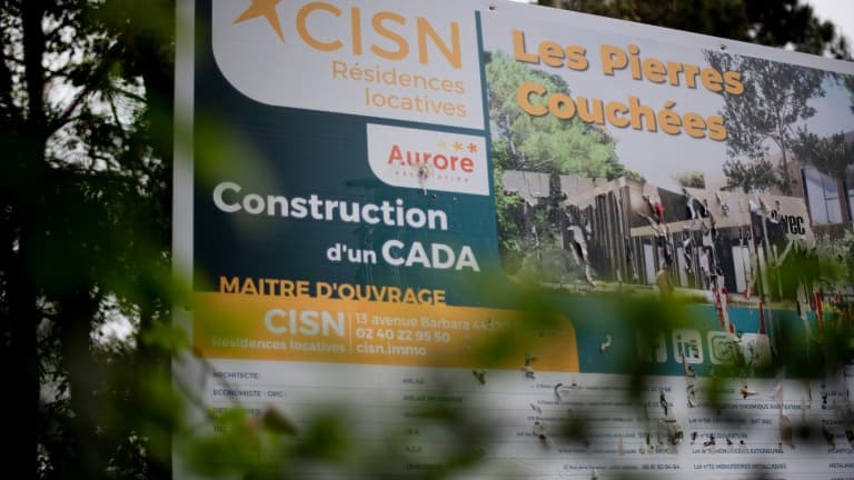 Panneau d'affichage promouvant la construction d'un nouveau centre d'accueil pour demandeurs d'asile (Cada) à Saint-Brévin (Loire-Atlantique), le 29 avril 2023
