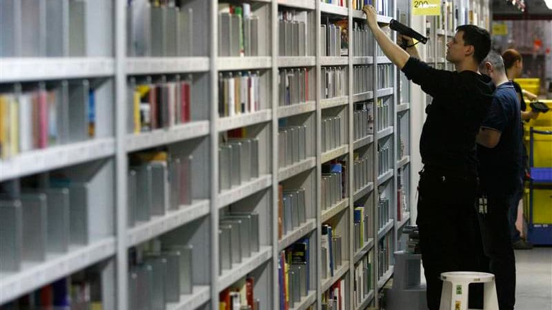 Le Parlement a adopté définitivement mardi le projet de loi sur les "emplois d'avenir" qui prévoit la création de 150.000 postes pour les jeunes de 16 à 25 ans peu ou pas qualifiés. /Photo d'archives/REUTERS/Fabrizio Bensch