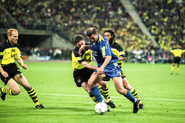Zinédine Zidane avec la Juventus au duel avec Matthias Sammer du Borussia Dortmund en finale de la Ligue des champions, à Munich le 28 mai 1997