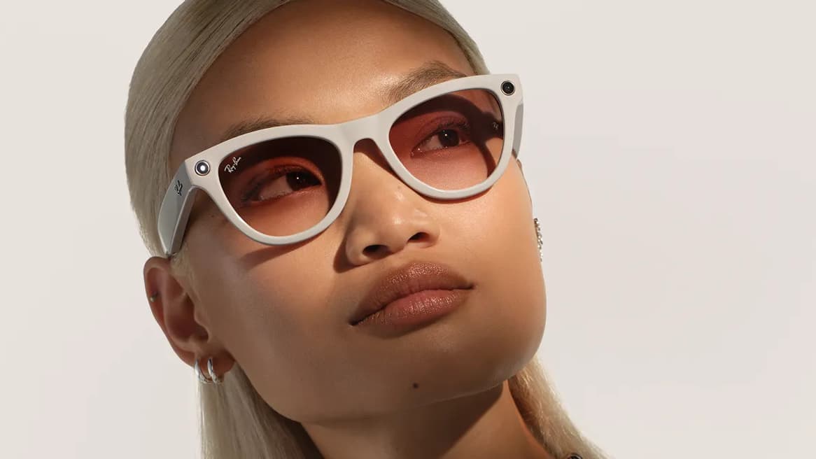 Une femme portant des Ray-Ban Meta