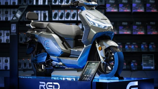 Les enseignes Fnac et Darty proposent la nouvelle gamme de scooters Model E du constructeur français RED Electric, en démonstration dans une trentaine de magasins