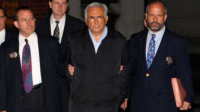 Dominique Strauss-Kahn, dans la nuit de dimanche à lundi, à sa sortie du commissariat de Harlem.