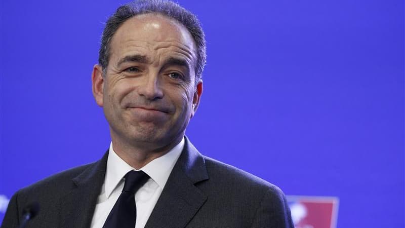 La compétition pour la présidence de l'UMP sera "une bataille sur une ligne politique", a estimé dimanche Jean-François Copé, qui s'est revendiqué comme le candidat d'une "droite moderne et décomplexée" face à François Fillon dont il affirme ne pas "forcé