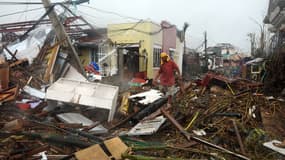 Maisons rasées, pylônes électriques au sol, voitures renversées et rues parcourues par des survivants hébétés