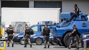 Des membres des forces de l'ordre enlèvent leurs équipements après que le forcené recherché depuis 36 heures en Dordogne a été neutralisé, lundi 31 mai 2021