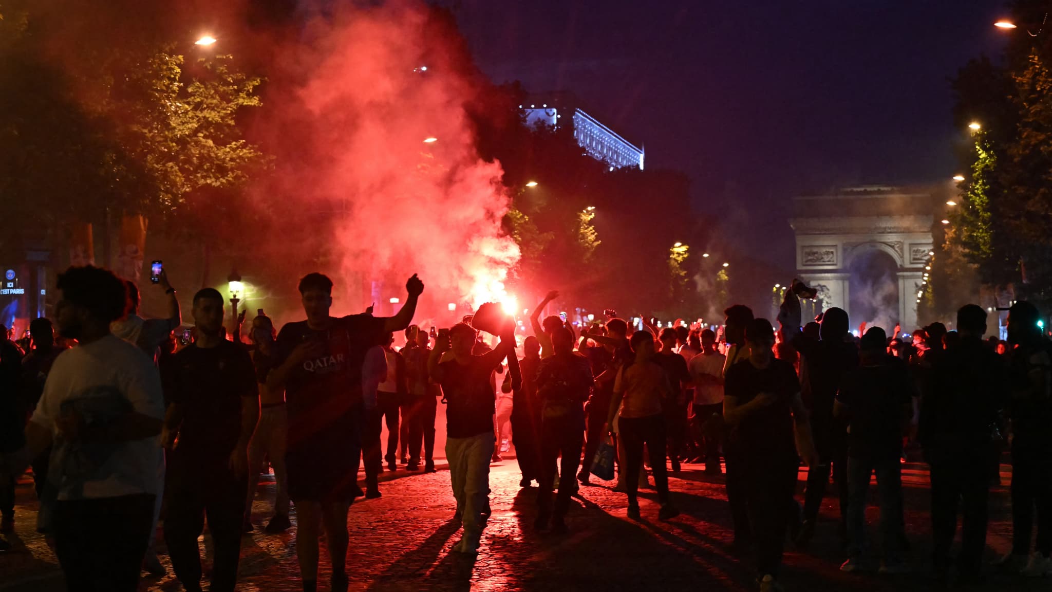 Des supporters célèbrent la victoire du PSG sur l'avenue des Champs-Élysées à Paris, le 31 mai 2025.