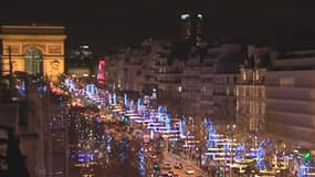 300.000 personnes ont fêté 2013 sur les Champs-Elysées, à Paris.