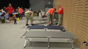 Les bénévoles de la Croix-Rouge mettent en place les lits de fortune 