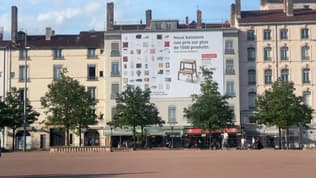 Une bâche publicitaire géante sur la place Bellecour, dénoncée par les élus écologistes lyonnais le 15 avril 2024.
