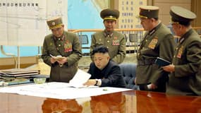 Le leader nord-coréen Kim Jong-un supervise une opération militaire à Pyongyang. Il a ordonné jeudi soir que les unités de fusées de l'armée soient placées en état d'alerte, prêtes à viser les bases américaines en Corée du Sud et dans le Pacifique, selon