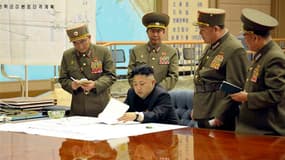 Le leader nord-coréen Kim Jong-un supervise une opération militaire à Pyongyang. Il a ordonné jeudi soir que les unités de fusées de l'armée soient placées en état d'alerte, prêtes à viser les bases américaines en Corée du Sud et dans le Pacifique, selon