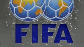 Le logo de la FIFA sur une des vitres du siège, le 29 novembre 2005 à Zurich