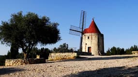 Le moulin d'Alphonse Daudet à Fontvieille, dans les Bouches-du-Rhône. 