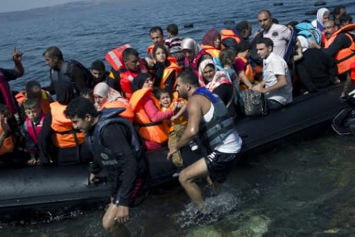 Des migrants arrivent le 10 septembre 2015 sur l'île grecque de Lesbos en provenance de Turquie