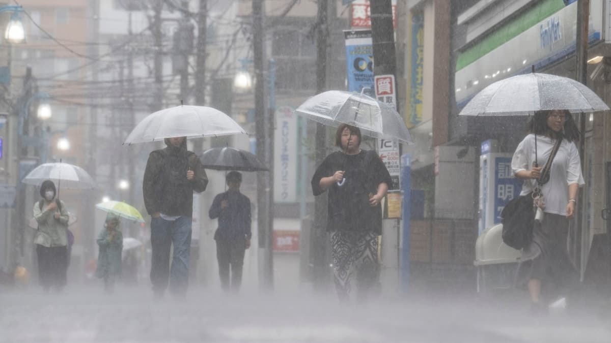 Kökünden Sökülen Ağaçlar, 370.000 Kişi Tahliye Edildi, Yollar Kapandı: Japonya'nın Doğusunu Vuran Şiddetli Tropikal Fırtınanın Görüntüleri