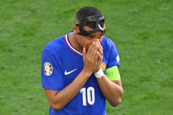 Kylian Mbappe skarży się, że został uderzony w twarz przez Roberta Lewandowskiego podczas meczu Francji z Polską 25.06.2024 na mistrzostwach Europy