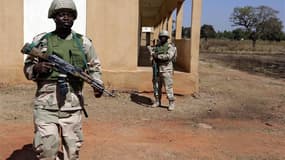 Soldats nigériens en patrouille sur une base de l'armée de l'air malienne, près de Bamako, vendredi. Un sommet de la Cédéao sur le déploiement d'une force ouest-africaine au Mali se tenait samedi en Côte d'Ivoire en présence du ministre français des Affai