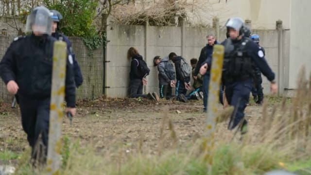 Des jeunes interpellés agenouillés à Mantes-la-Jolie, le 6 décembre 2018