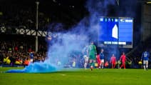 Un fumigène sur la pelouse de Goodison Park lors d'un match d'Everton, à Liverpool le 3 janvier 2023
