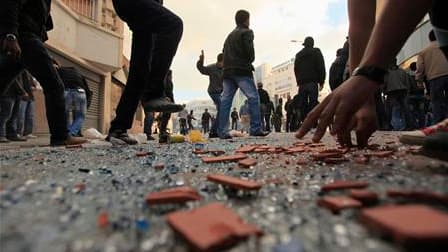 Lucas Mebrouk Dolega, un photographe français qui couvrait les manifestations en Tunisie, a été blessé vendredi et se trouvait samedi dans un état "grave", selon une source médicale tunisienne. /Photo prise le 14 janvier 2011/REUTERS/Zohra Bensemra
