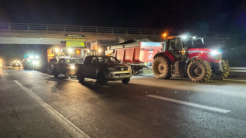 Plus d'une cinquantaine d'agriculteurs bloquent la circulation avec leurs tracteurs sur l'autoroute A51 dans les Alpes-de-Haute-Provence le 25 janvier 2024.