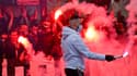Les supporters du PSG ont craqué leurs premiers fumigènes devant l'hôtel des joueurs à Rueil-Malmaison.