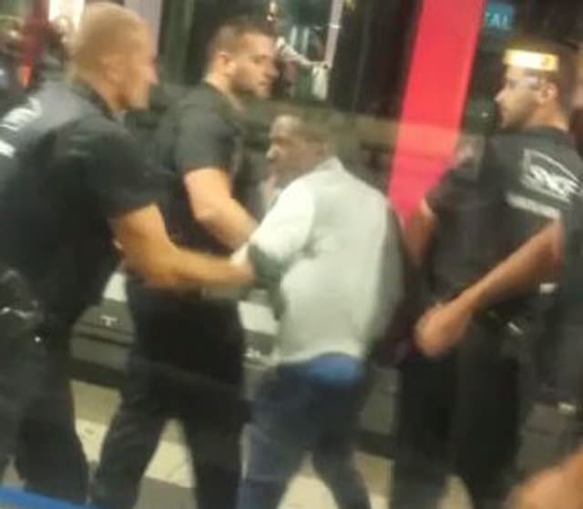 Le jeune homme a été maîtrisé brutalement par les agents de la police ferroviaire