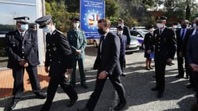 Le président français Emmanuel Macron (c) au poste-frontière franco-espagnol du Perthus, dans les Pyrénées-Orientales, le 5 novembre 2020