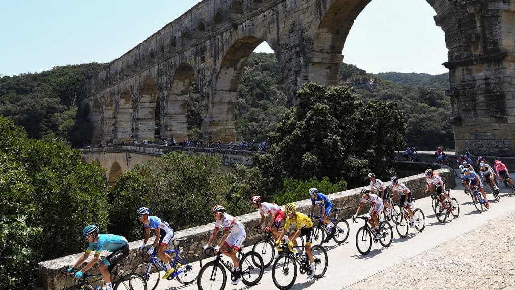Les coureurs traversant le Pont du Gard lors de la 16ème étape du Tour de France 2019.
. Les coureurs traversant le Pont du Gard lors de la 16ème étape du Tour de France 2019.
.