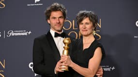 Le compositeur Clément Ducol et la chanteuse Camille après leur victoire aux 82e Golden Globes pour le film "Emilia Perez" le 5 janvier 2025.
