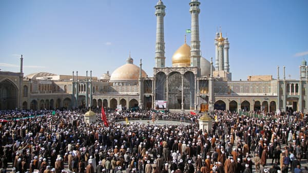 Des manifestants pro-gouvernement font une démonstration de force dans la ville de Qom, le 3 janvier 2018. Des manifestants pro-gouvernement font une démonstration de force dans la ville de Qom, le 3 janvier 2018.