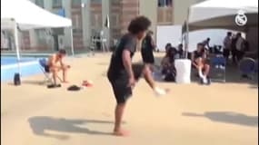 Marcelo et Morata jonglent avec une chaussette