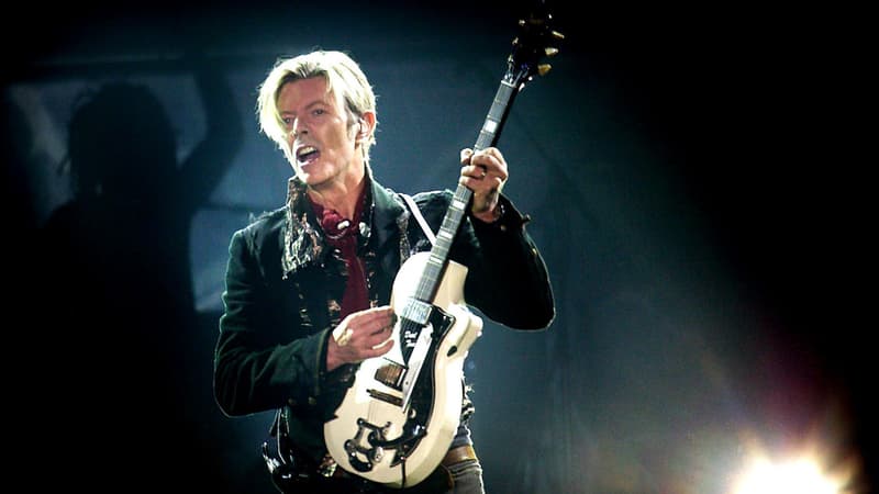 David Bowie en concert au Forum de Copenhague en 2003. 