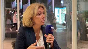 Valérie Pécresse lors d'un entretien au micro de BFM Paris Île-de-France.