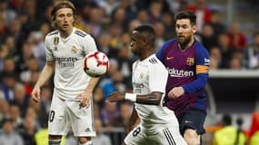Luka Modric, Vinicius Junior et Lionel Messi lors d'un Clasico, le 1er mars 2019