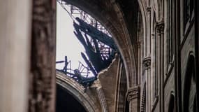Vue sur la charpente détruite de la nef de Notre-Dame.
