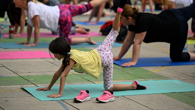 Un enfant lors d'une session de yoga à Pristina (Kosovo), le 21 juin 2021.