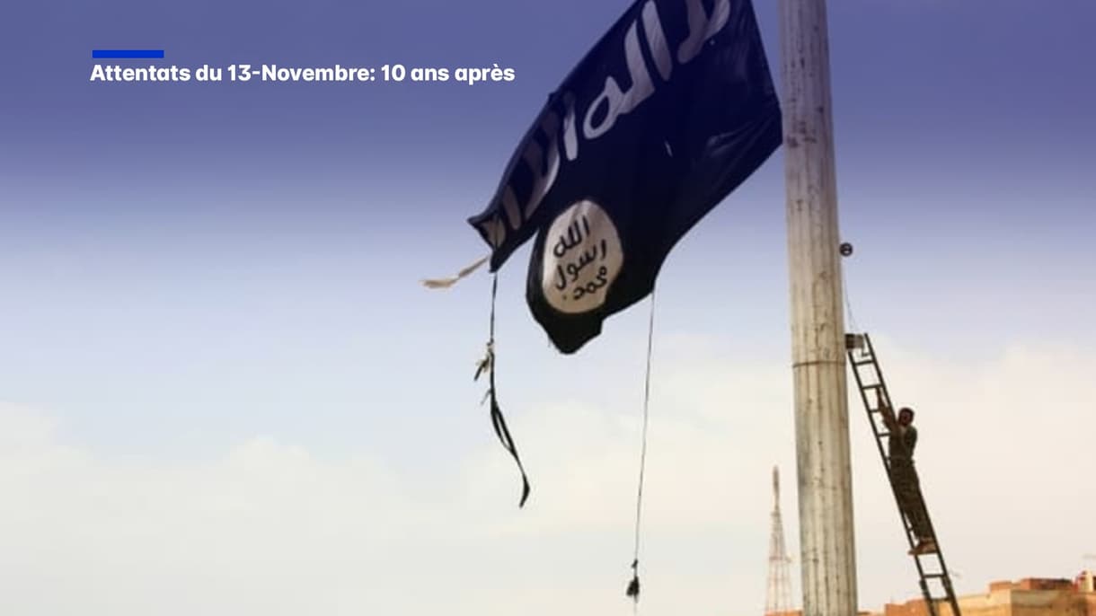 Un drapeau de Daesh décroché par un combattant kurde, le 30 avril 2017 dans la région de Raqqa, en Syrie
