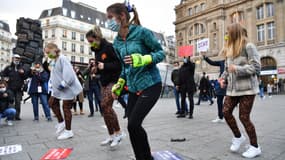 Professionnels de la restauration, des bars et des salles de sport se sont rassemblés mardi 13 octobre sur le parvis de la gare Saint-Lazare à Paris