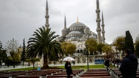 Devant la Mosquée Bleue, à Istanbul, le 25 novembre 2014. (photo d'illustration)