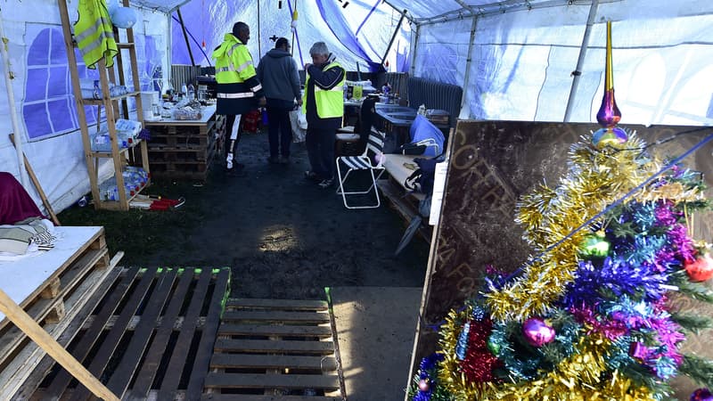 Des gilets jaunes et leur sapin de Noël à Sainte-Eulalie au nord de Bordeaux, le 17 décembre 2018.