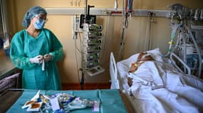 Une infirmière s'occupe d'un patient atteint du coronavirus dans l'unité de soins intensifs du Centre hospitalier de l'Europe, le 4 novembre 2020 à Port-Marly, près de Paris