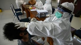 Un test est pratiqué sur un homme pour détecter la présence ou non du  coronavirus à Denpasar, sur l'île de Bali le 10 juin 2020