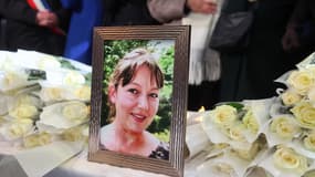 Des roses blanches sont placées à côté de l'image d'Isabelle Mortaigne, assassinée le jour du Nouvel An, lors d'un hommage à la mairie de Haumont, dans le nord de la France, le 8 janvier 2025. 
