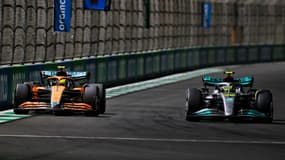 La McLaren de Lando Norris et la Mercedes de Lewis Hamilton, à Djeddah le 27 mars 2022